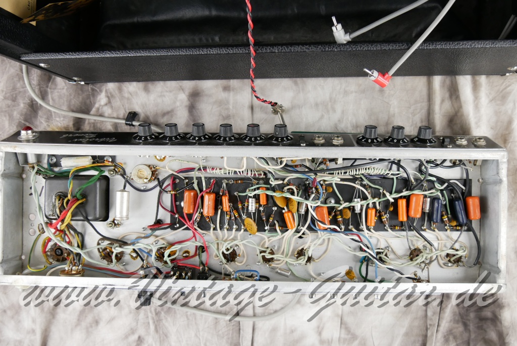 img/vintage/4781/Fender_Vibrolux_Reverb_black_panel_point_to_point_1981-019.JPG