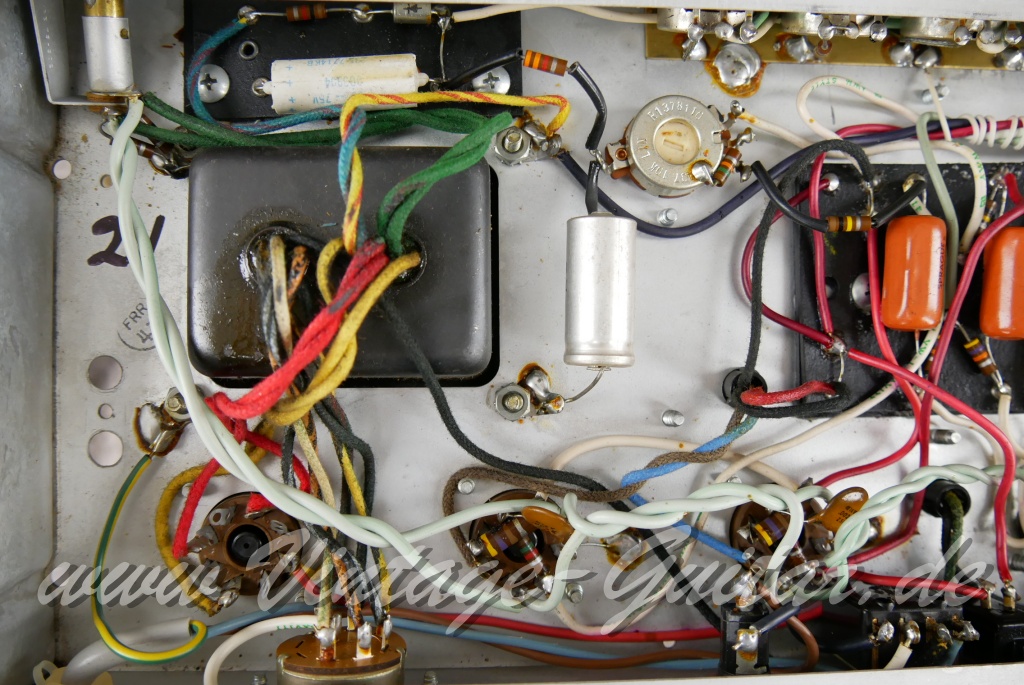 img/vintage/4781/Fender_Vibrolux_Reverb_black_panel_point_to_point_1981-020.JPG