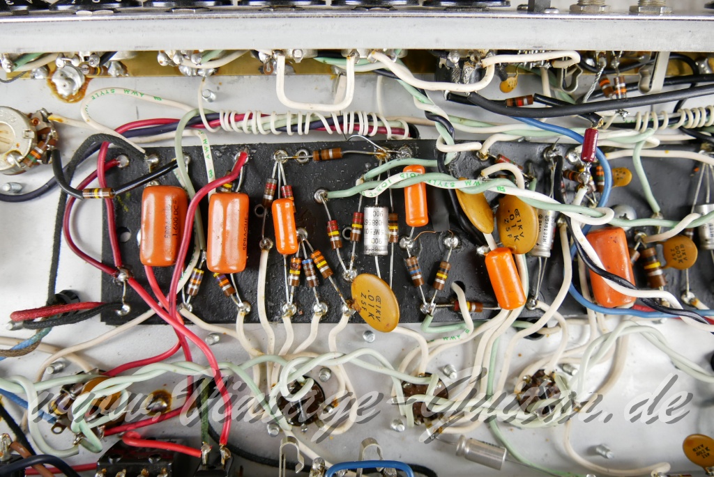img/vintage/4781/Fender_Vibrolux_Reverb_black_panel_point_to_point_1981-021.JPG
