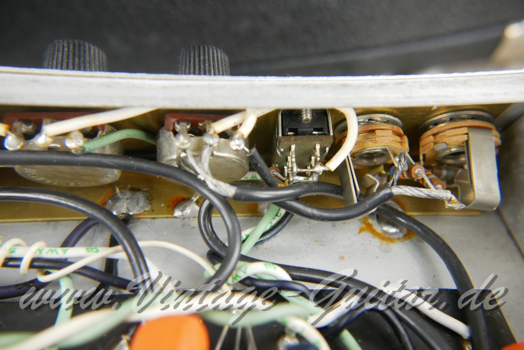 img/vintage/4781/Fender_Vibrolux_Reverb_black_panel_point_to_point_1981-023.JPG