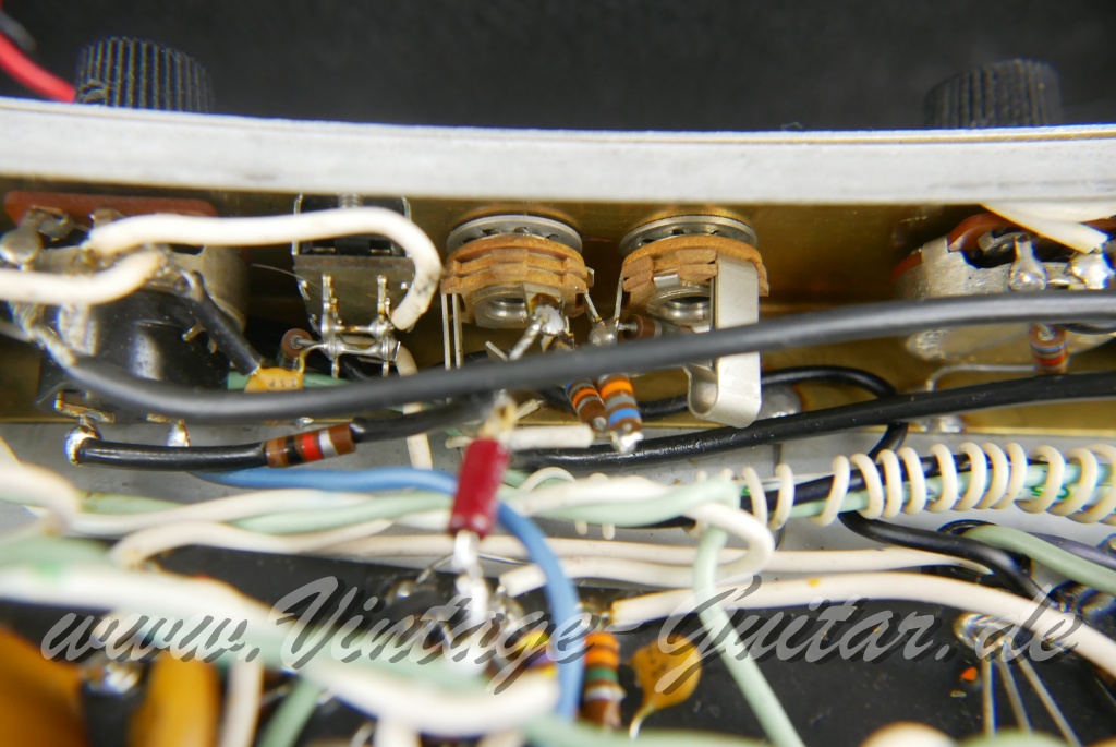 Fender_Vibrolux_Reverb_black_panel_point_to_point_1981-024.JPG