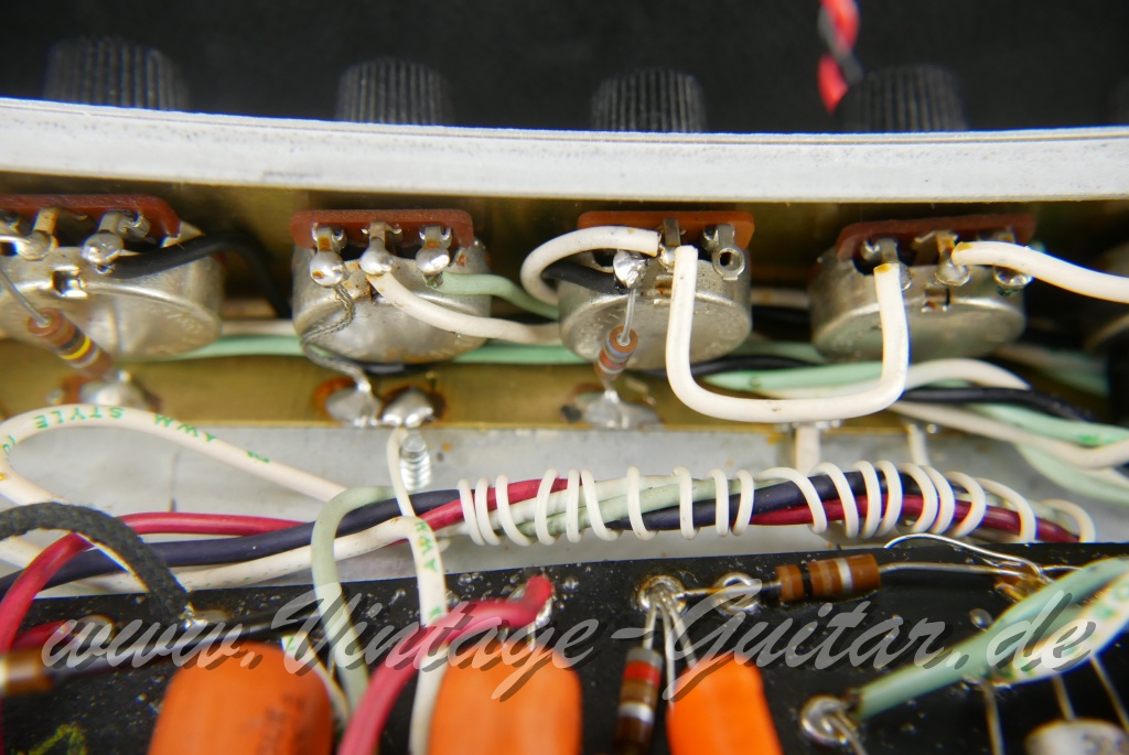 img/vintage/4781/Fender_Vibrolux_Reverb_black_panel_point_to_point_1981-025.JPG