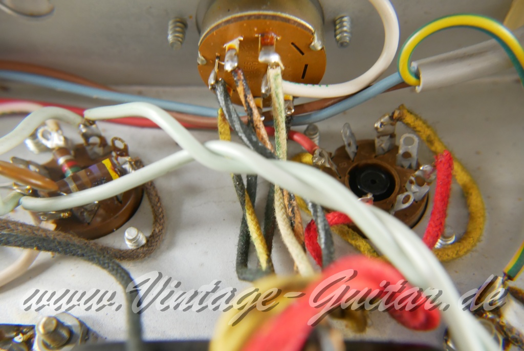 img/vintage/4781/Fender_Vibrolux_Reverb_black_panel_point_to_point_1981-027.JPG