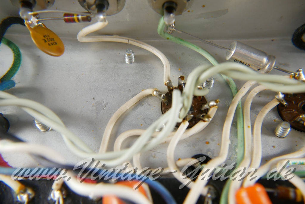 img/vintage/4781/Fender_Vibrolux_Reverb_black_panel_point_to_point_1981-030.JPG