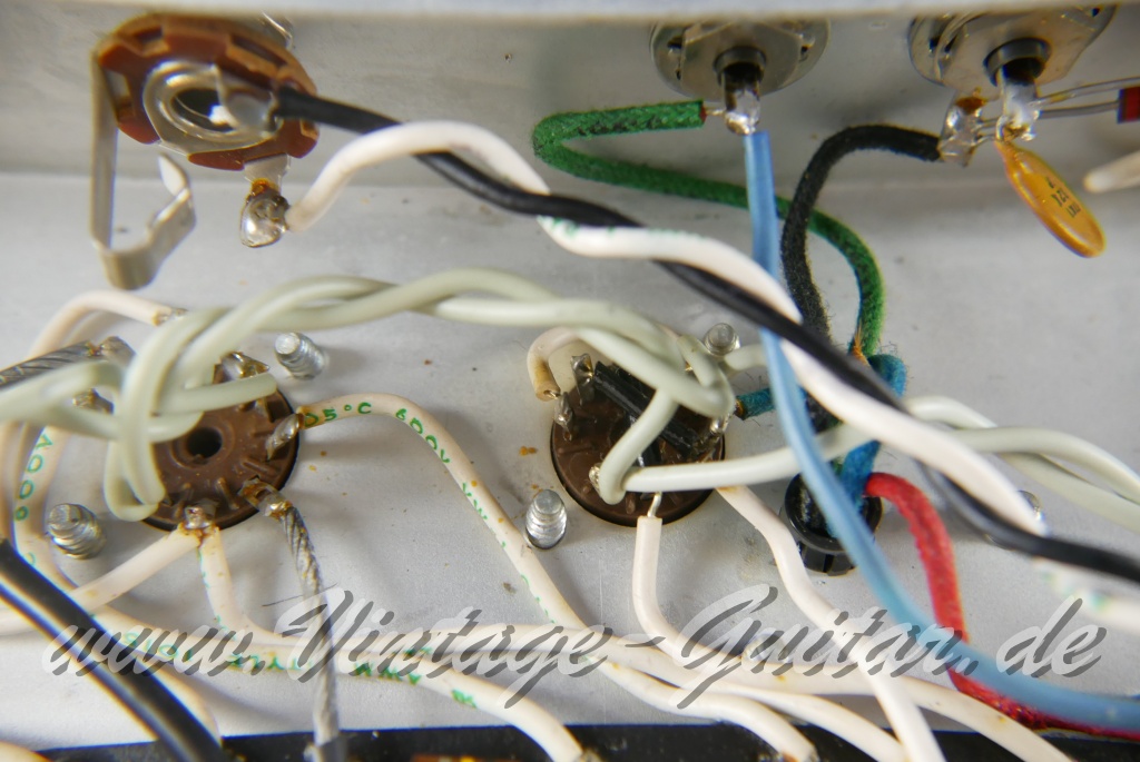 img/vintage/4781/Fender_Vibrolux_Reverb_black_panel_point_to_point_1981-031.JPG