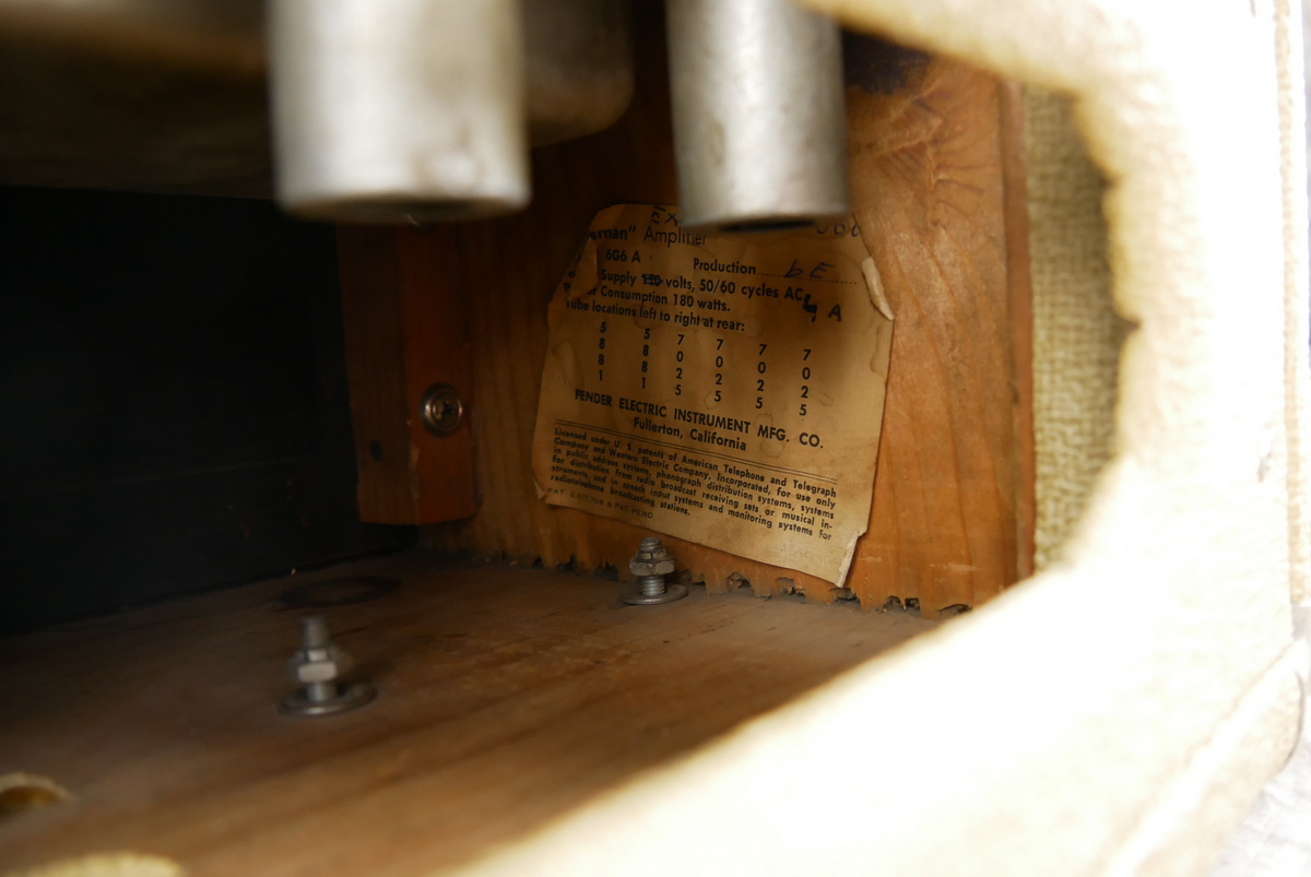 img/vintage/4793/Fender_Bassman_Export_Head_cab_rough_white_tolex_1962-011.JPG
