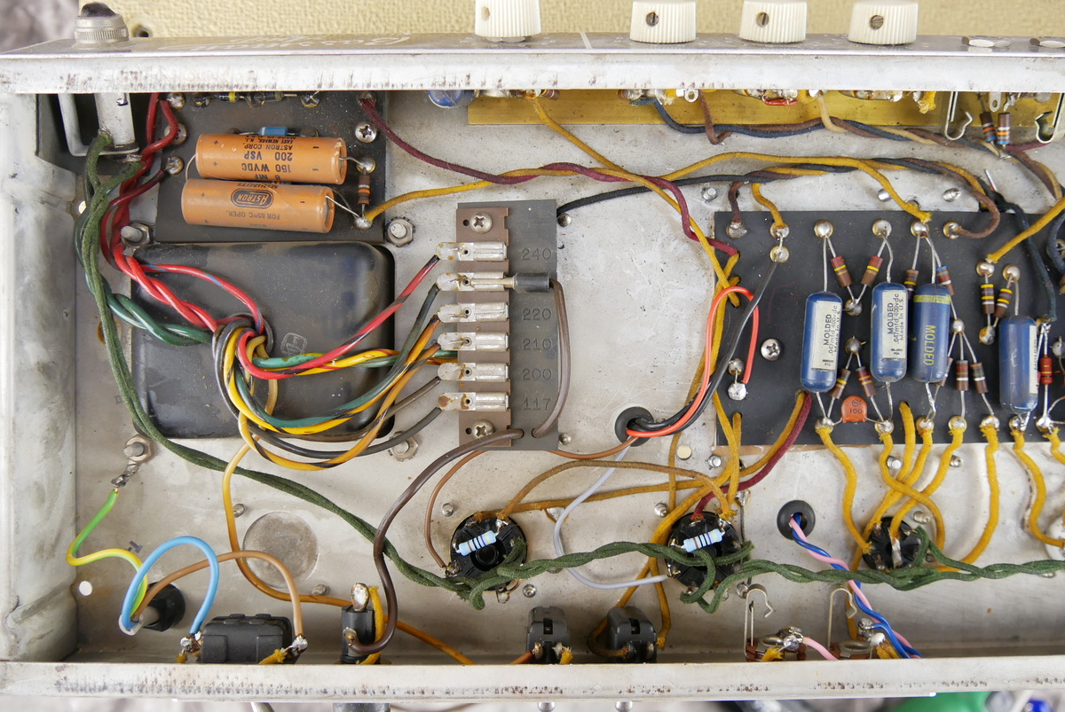 img/vintage/4793/Fender_Bassman_Export_Head_cab_rough_white_tolex_1962-012.JPG