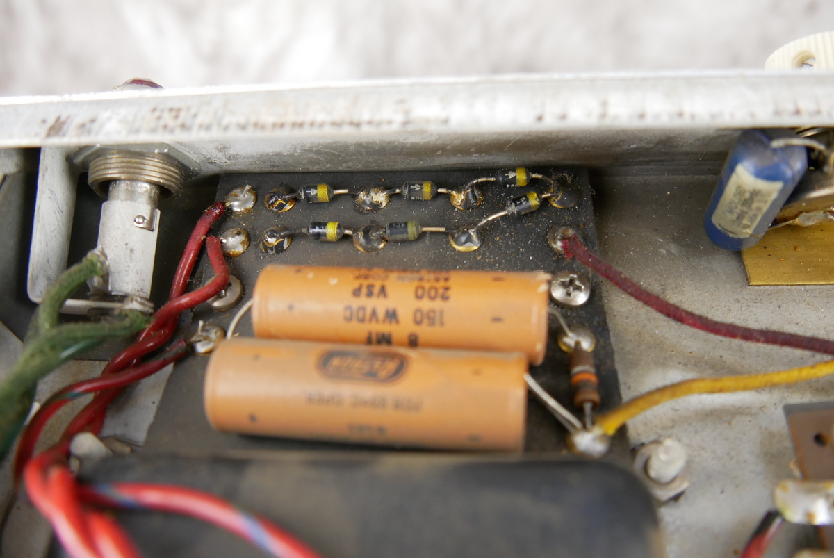 img/vintage/4793/Fender_Bassman_Export_Head_cab_rough_white_tolex_1962-014.JPG