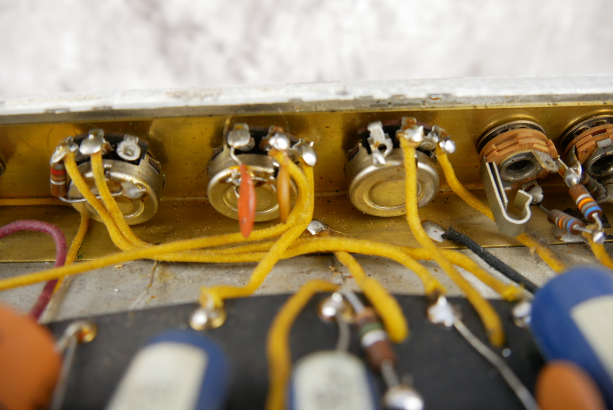 img/vintage/4793/Fender_Bassman_Export_Head_cab_rough_white_tolex_1962-015.JPG