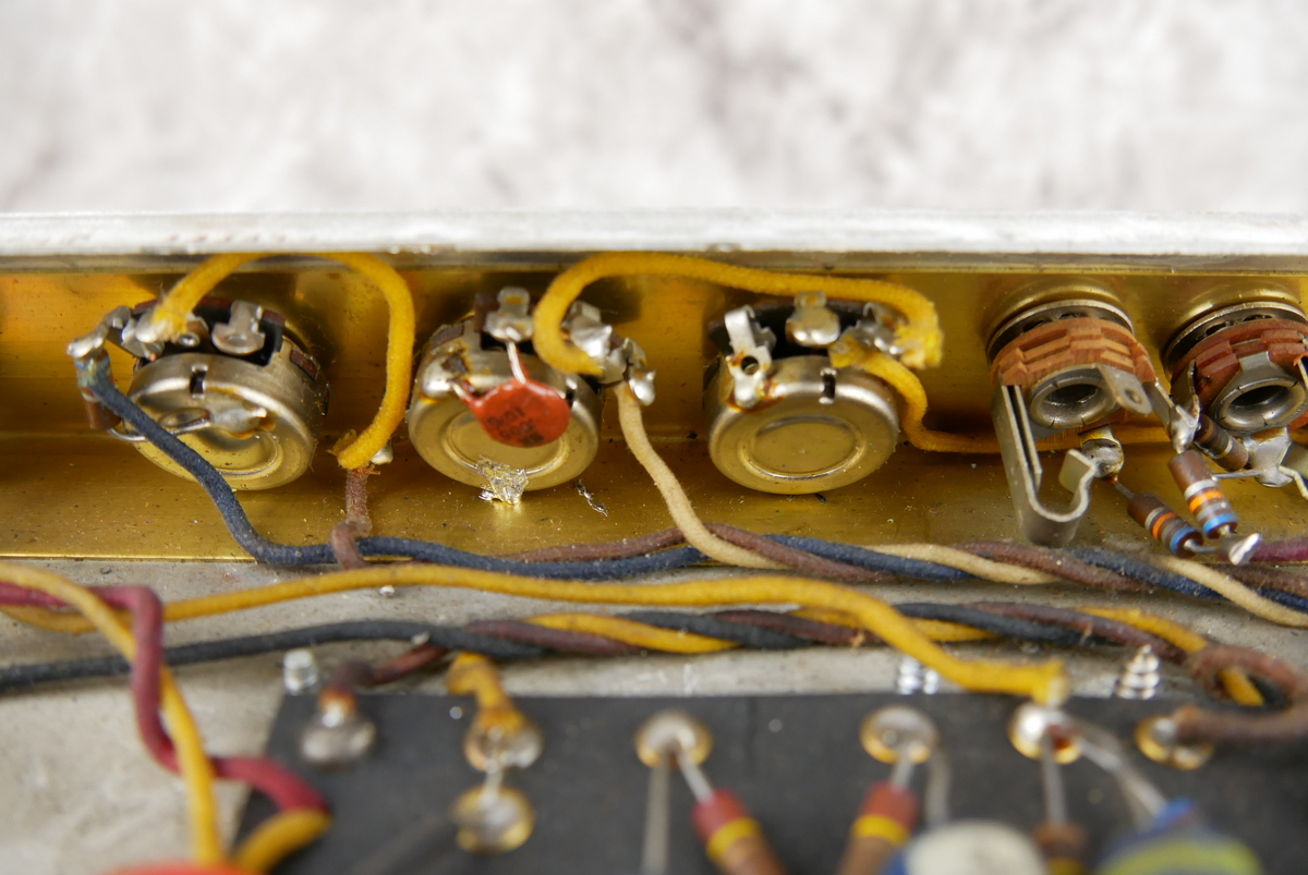 img/vintage/4793/Fender_Bassman_Export_Head_cab_rough_white_tolex_1962-016.JPG