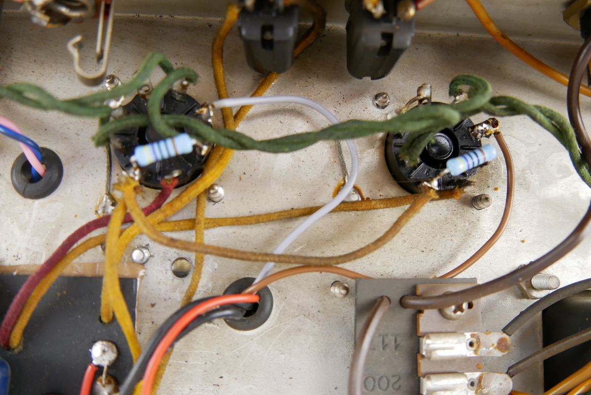 img/vintage/4793/Fender_Bassman_Export_Head_cab_rough_white_tolex_1962-017.JPG