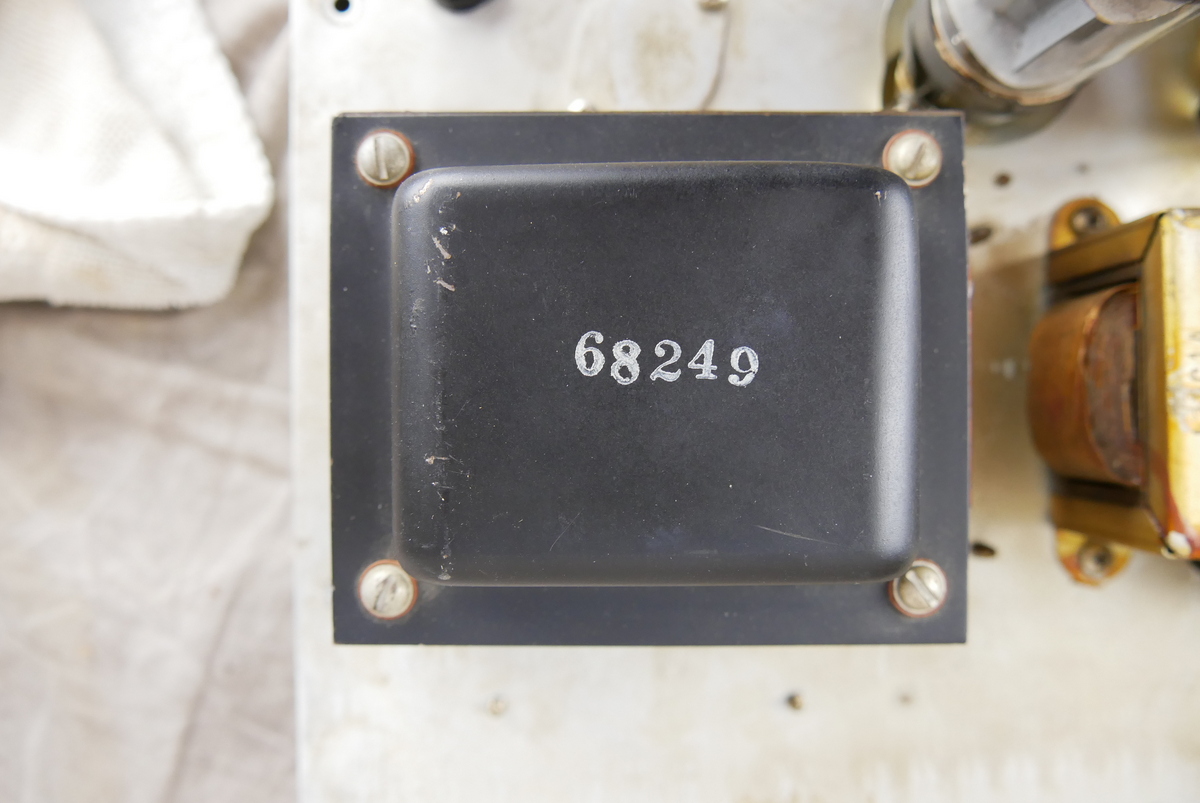 img/vintage/4793/Fender_Bassman_Export_Head_cab_rough_white_tolex_1962-020.JPG