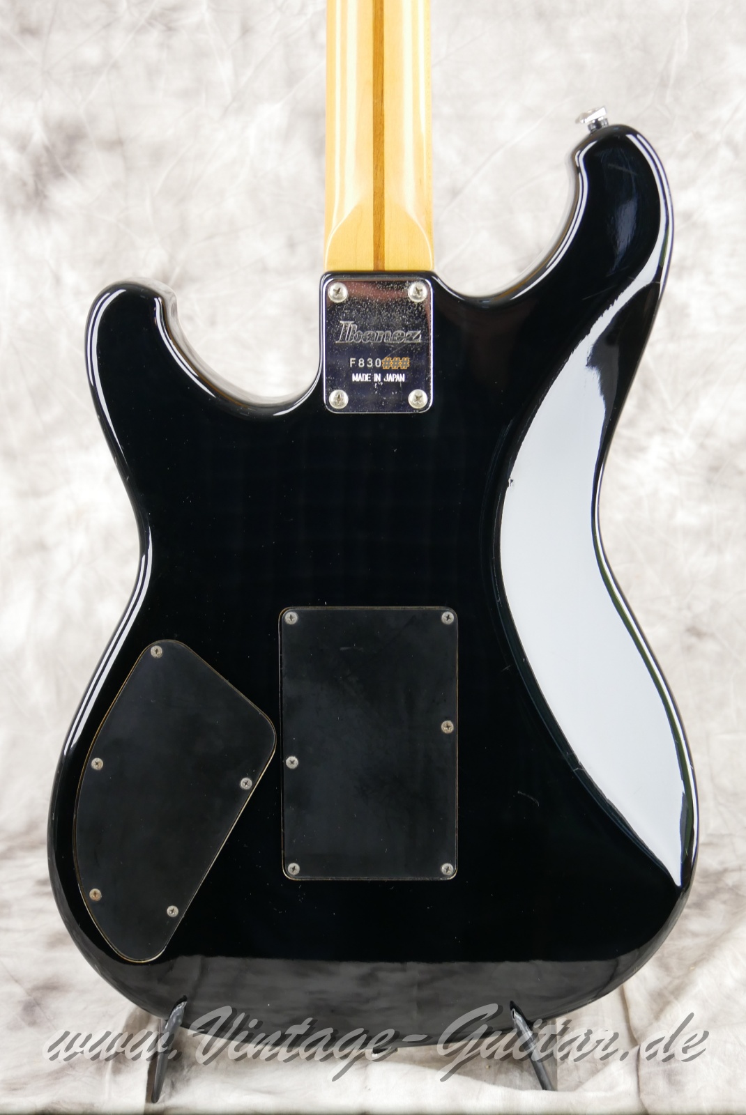 img/vintage/4900/Ibanez_RS_335_Deluxe_Roadstar_series_II_black_1983008.JPG