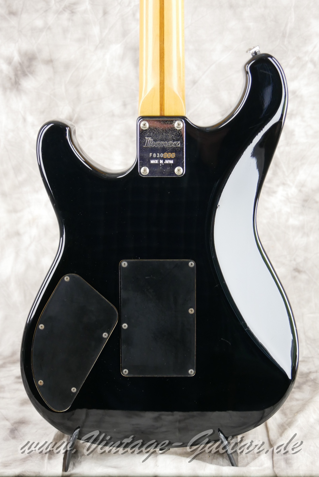 Ibanez_RS_335_Deluxe_Roadstar_series_II_black_1983008.JPG