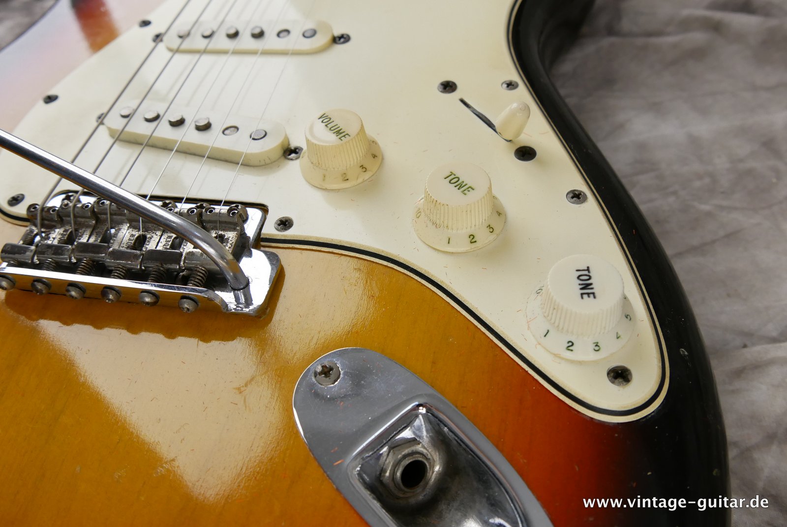 img/vintage/4921/Fender-Stratocaster-1965-sunburst-023.JPG