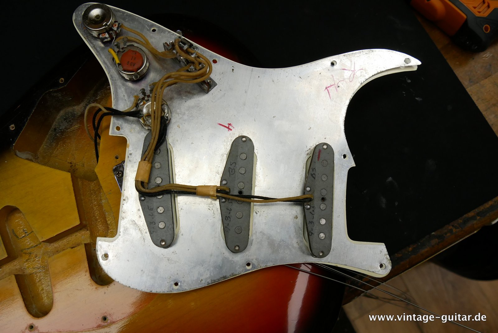 img/vintage/4921/Fender-Stratocaster-1965-sunburst-033.JPG