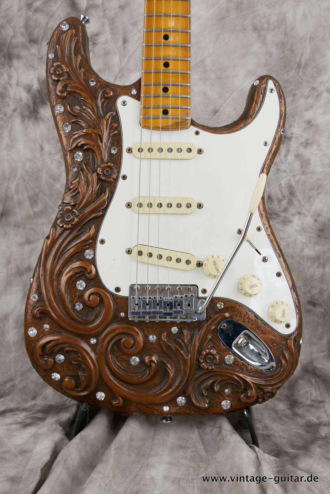 img/vintage/4924/Fender_Stratocaster_Rhinestone_Jon_Douglas_1989-003.JPG