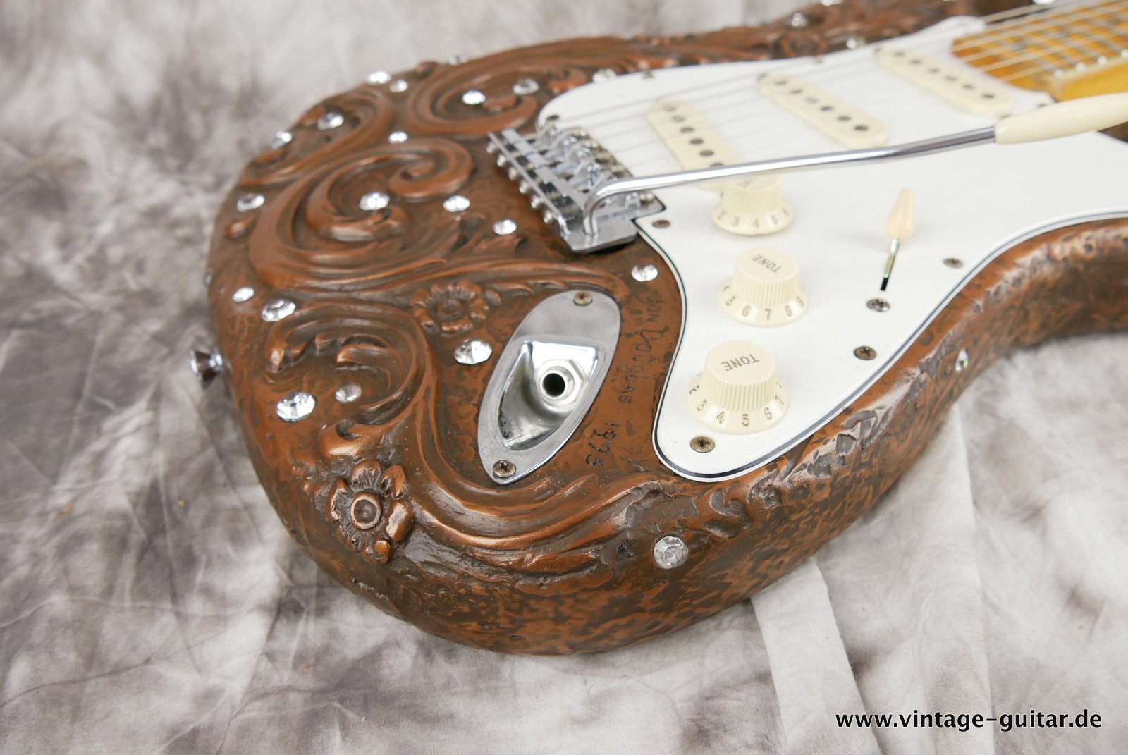 Fender_Stratocaster_Rhinestone_Jon_Douglas_1989-013.JPG