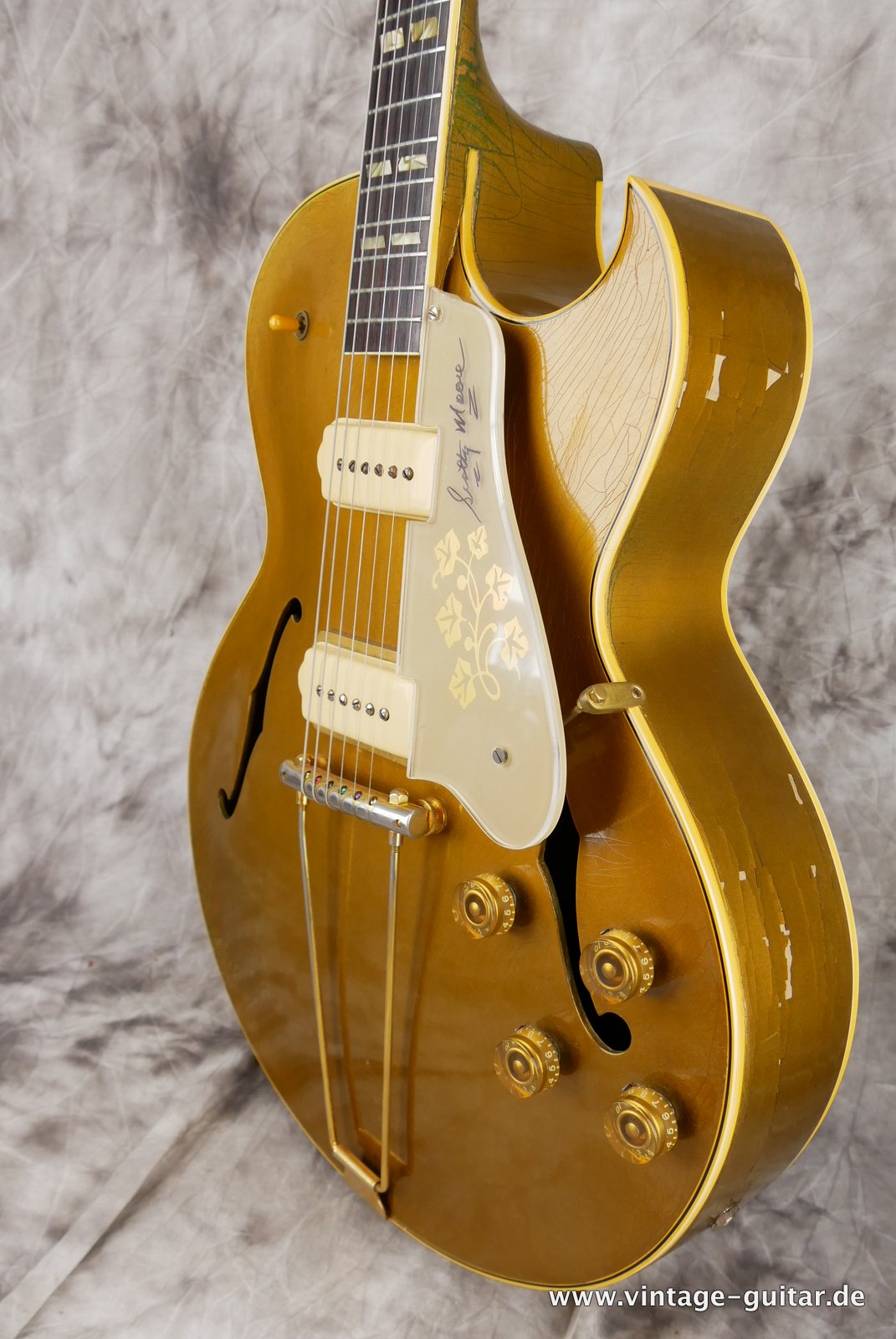 Gibson_ES_295_Scotty_Moore_Goldtop_1952-006.JPG