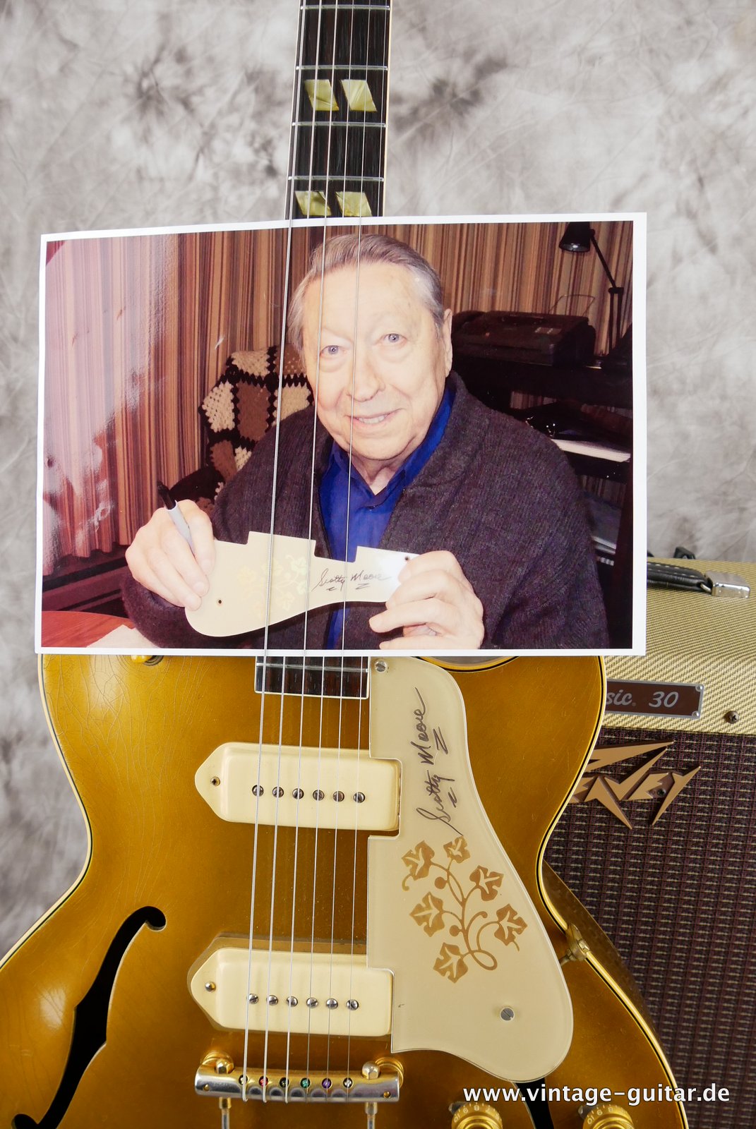 Gibson_ES_295_Scotty_Moore_Goldtop_1952-026.JPG