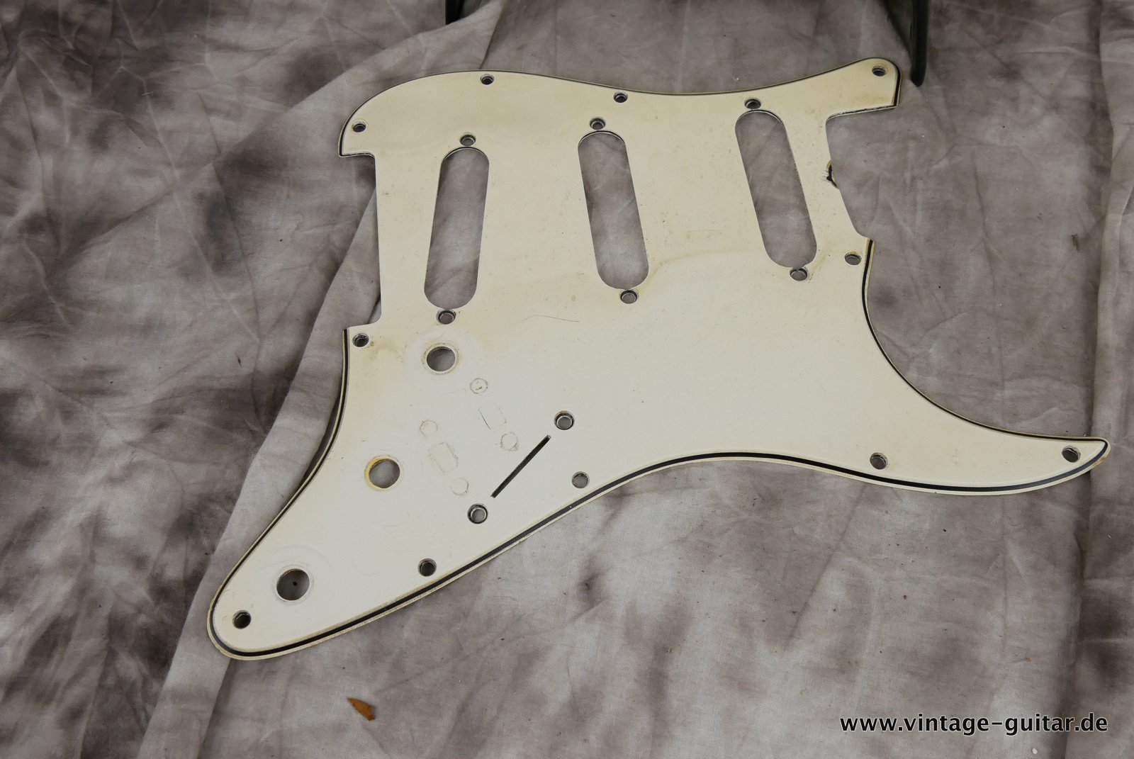 Fender_Stratocaster_olympic_white_refinish_1966-020.JPG