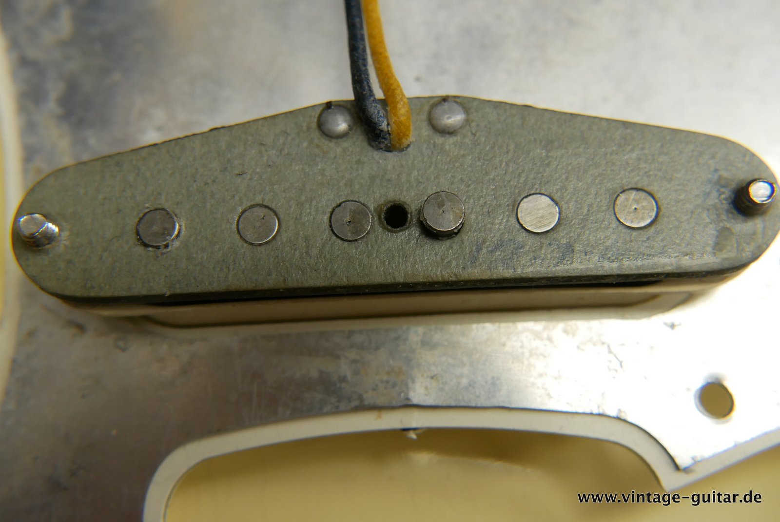 Fender_Stratocaster_olympic_white_refinish_1966-031.JPG