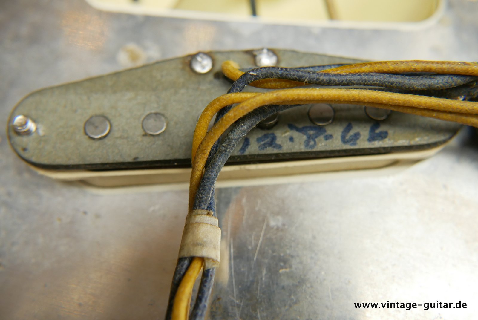 img/vintage/4929/Fender_Stratocaster_olympic_white_refinish_1966-033.JPG