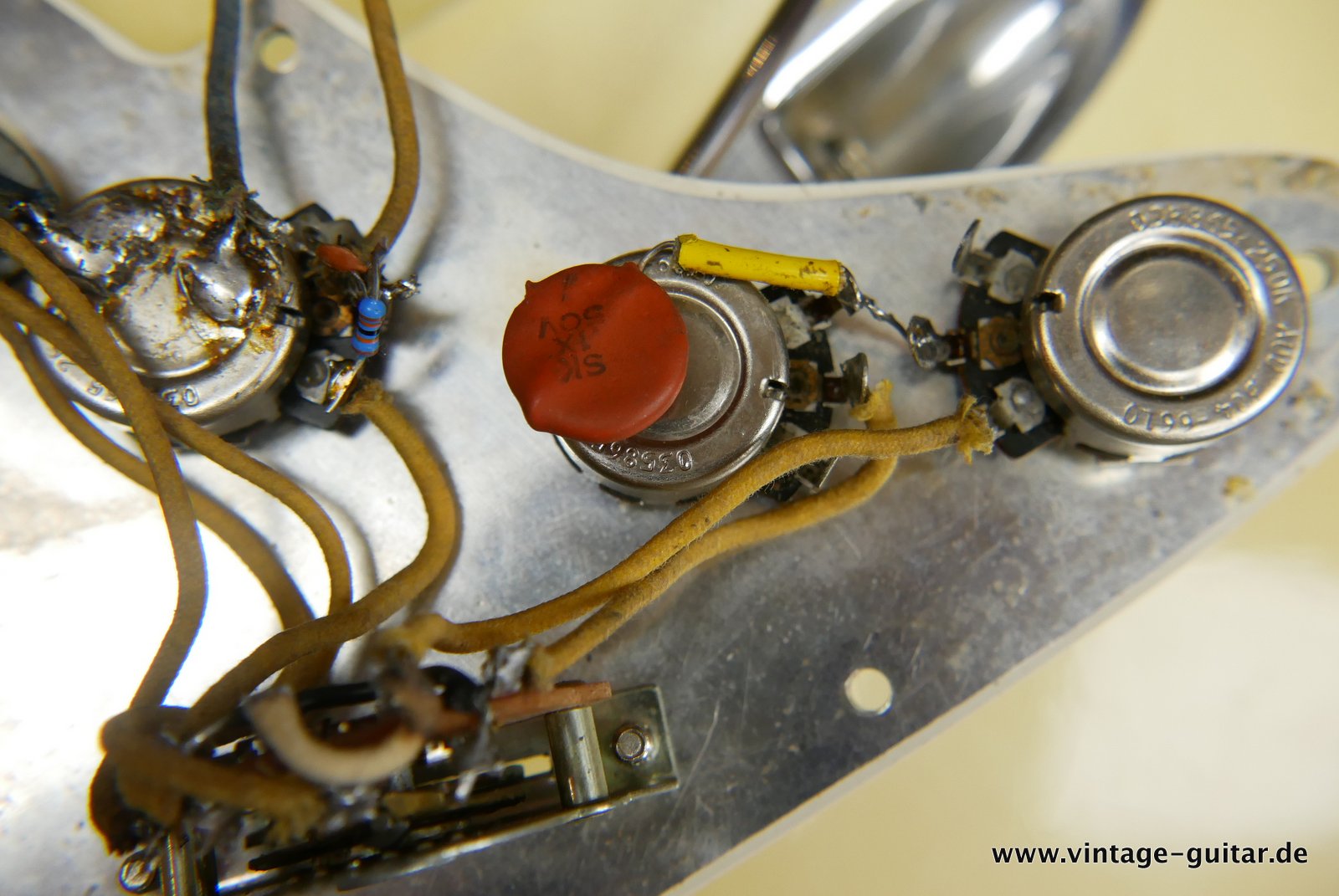img/vintage/4929/Fender_Stratocaster_olympic_white_refinish_1966-034.JPG