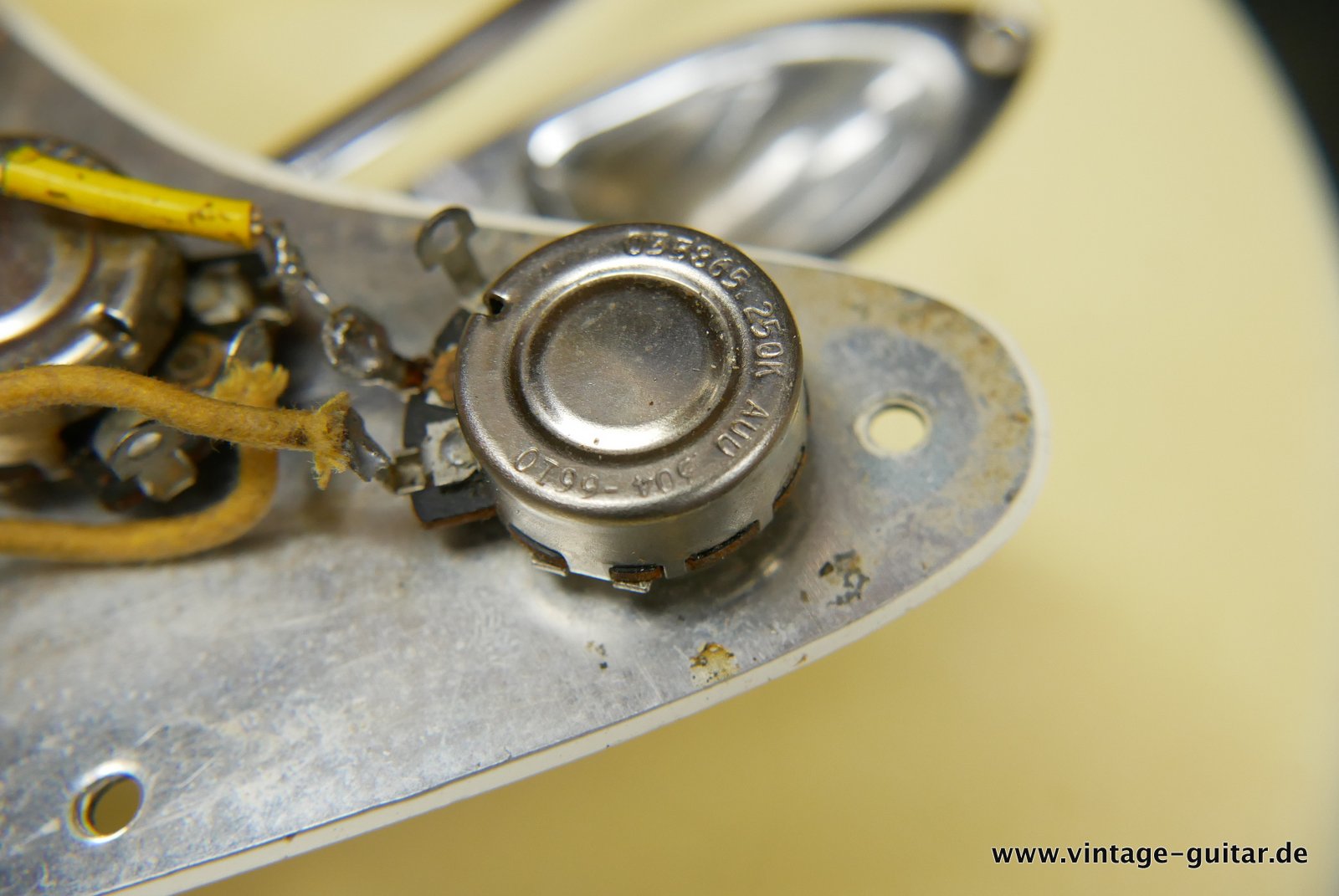 img/vintage/4929/Fender_Stratocaster_olympic_white_refinish_1966-035.JPG