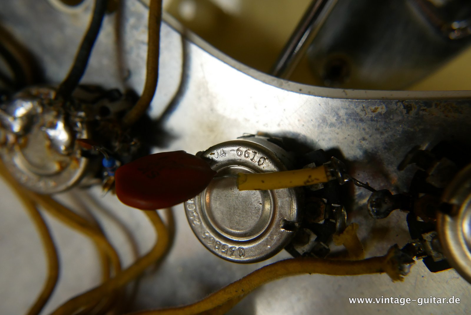 img/vintage/4929/Fender_Stratocaster_olympic_white_refinish_1966-036.JPG