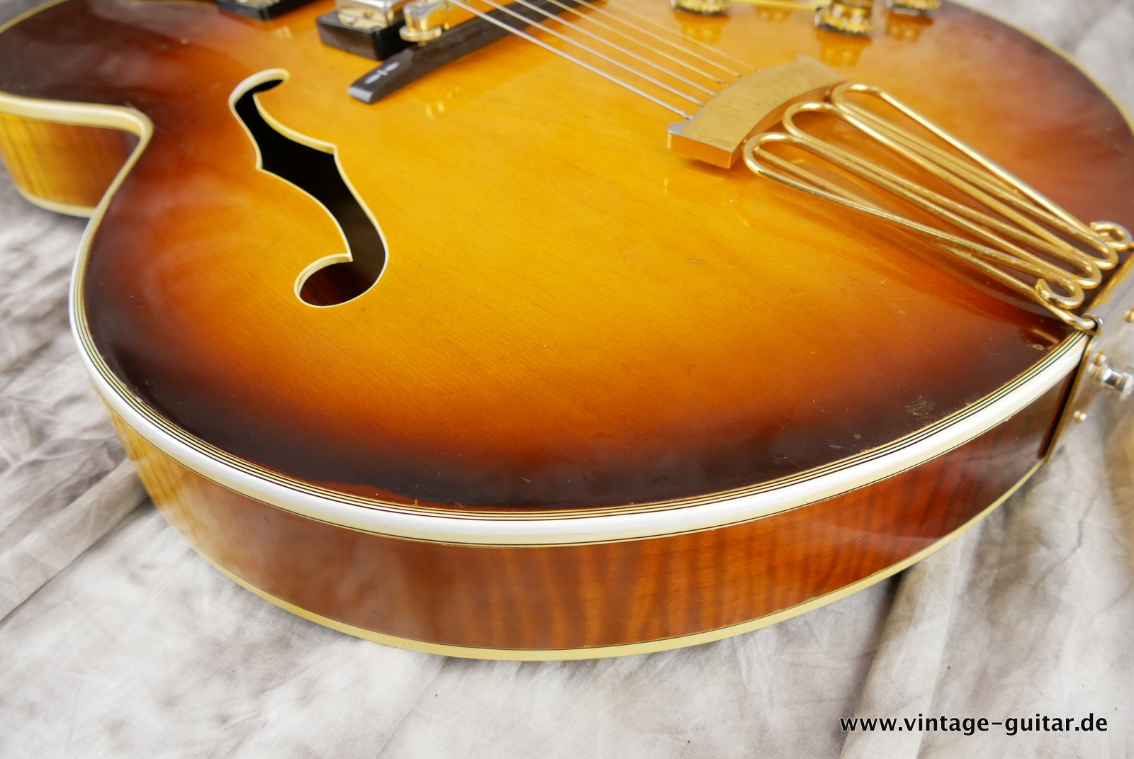 Gibson_Byrdland_sunburst_1961-018.JPG