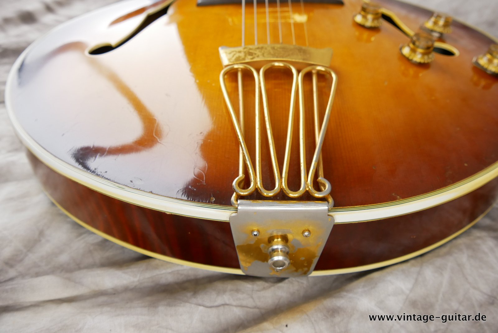 Gibson_Byrdland_sunburst_1961-019.JPG