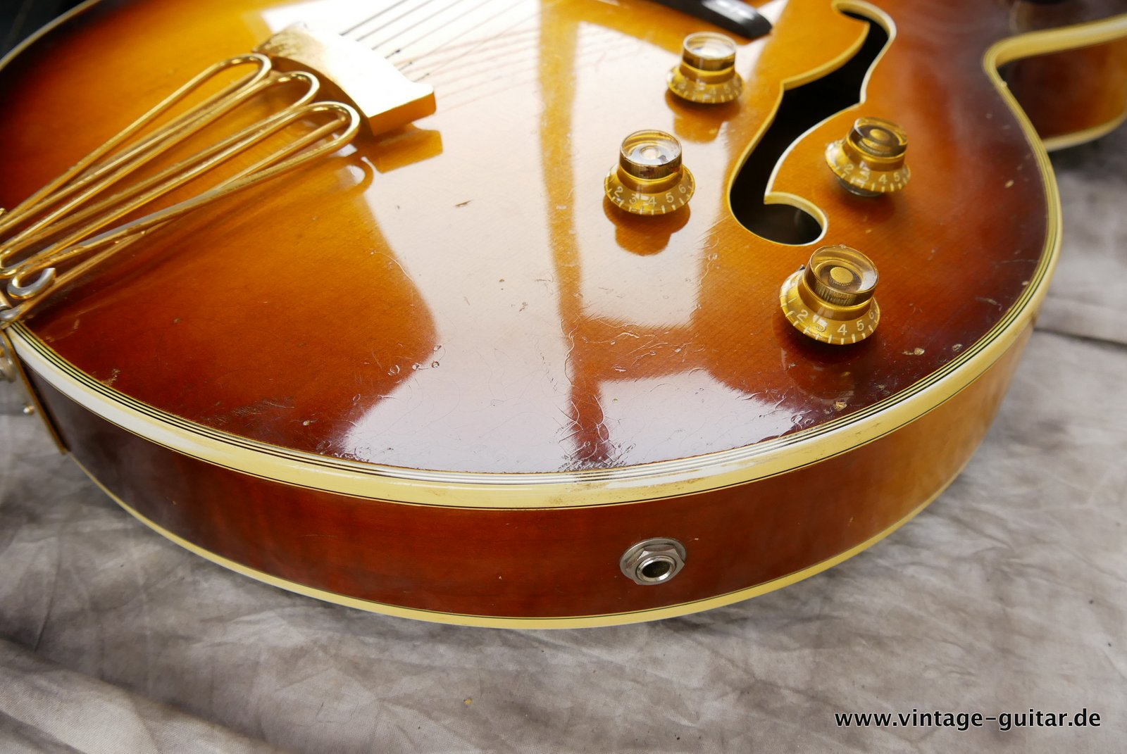 Gibson_Byrdland_sunburst_1961-020.JPG