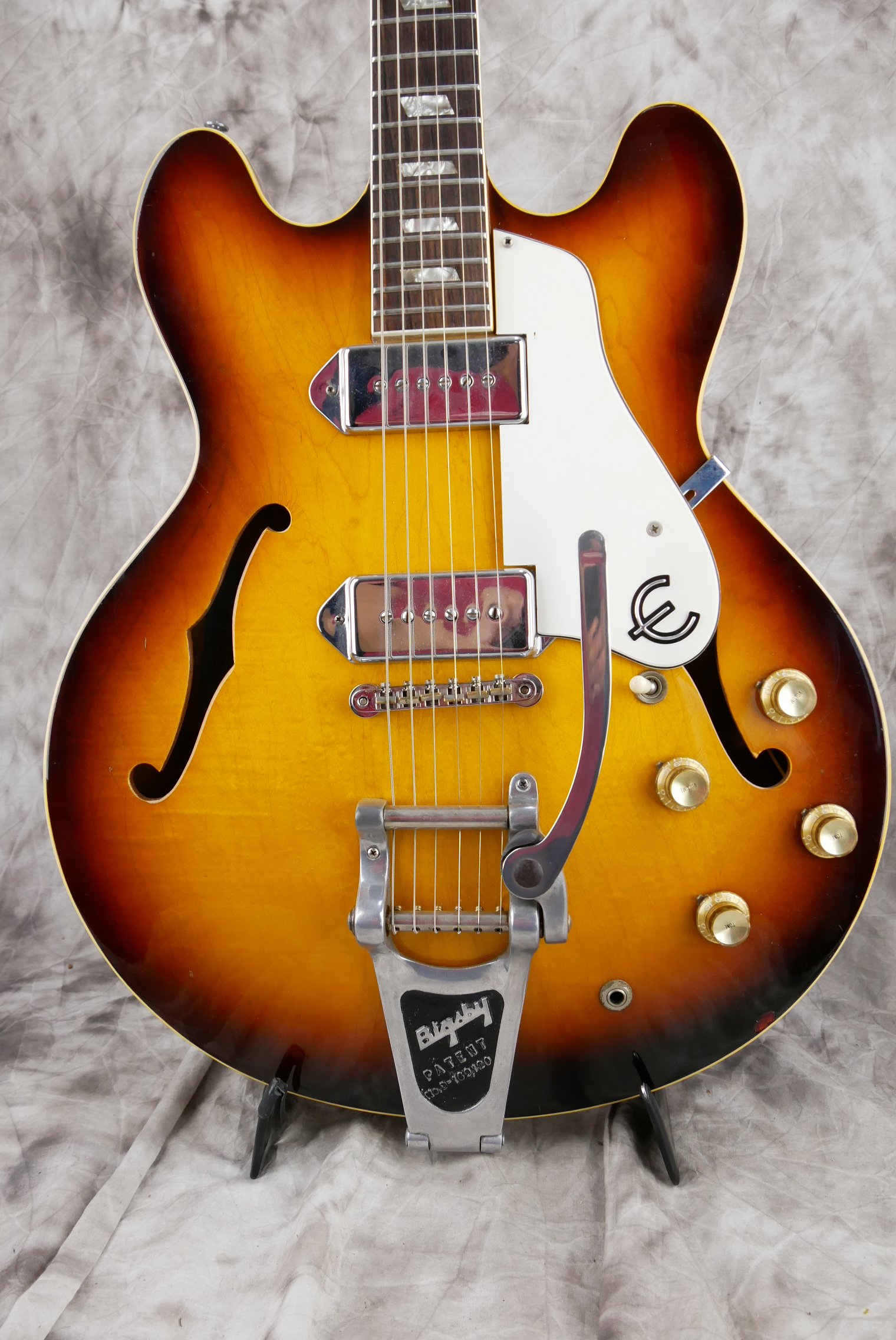 Epiphone-Casino-1967-sunburst-Bigsby-002.JPG