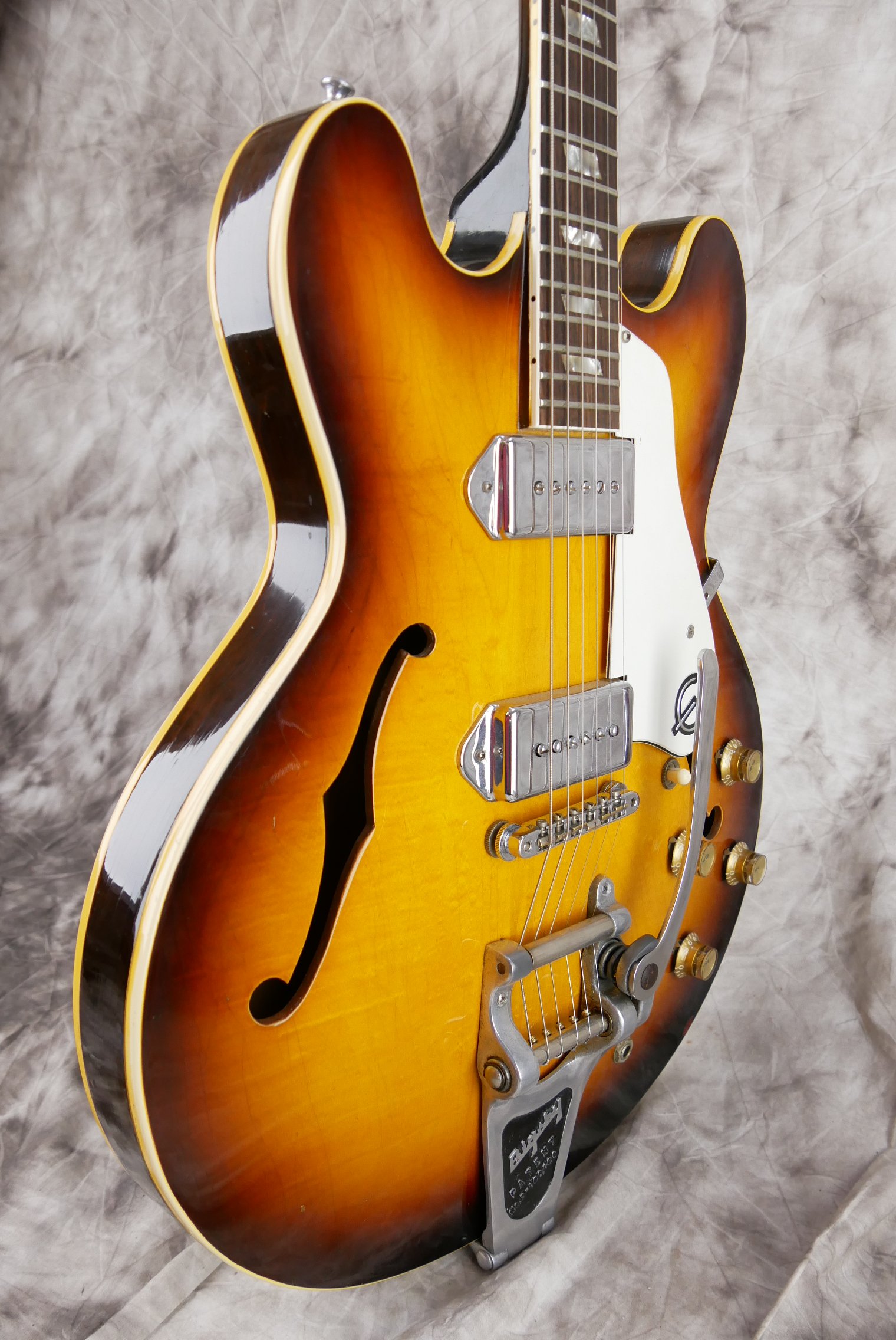 Epiphone-Casino-1967-sunburst-Bigsby-004.JPG