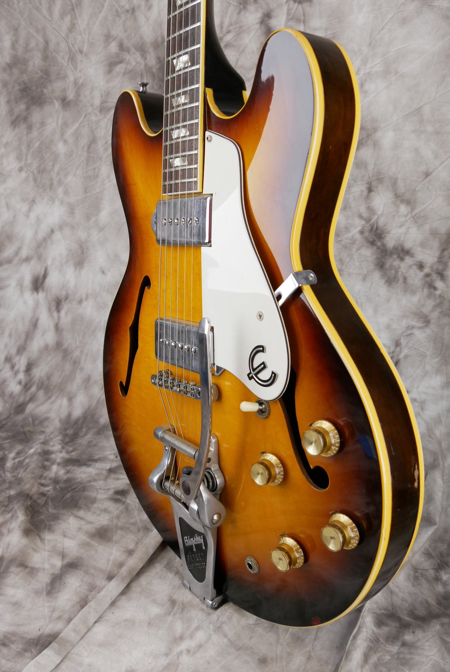 Epiphone-Casino-1967-sunburst-Bigsby-005.JPG