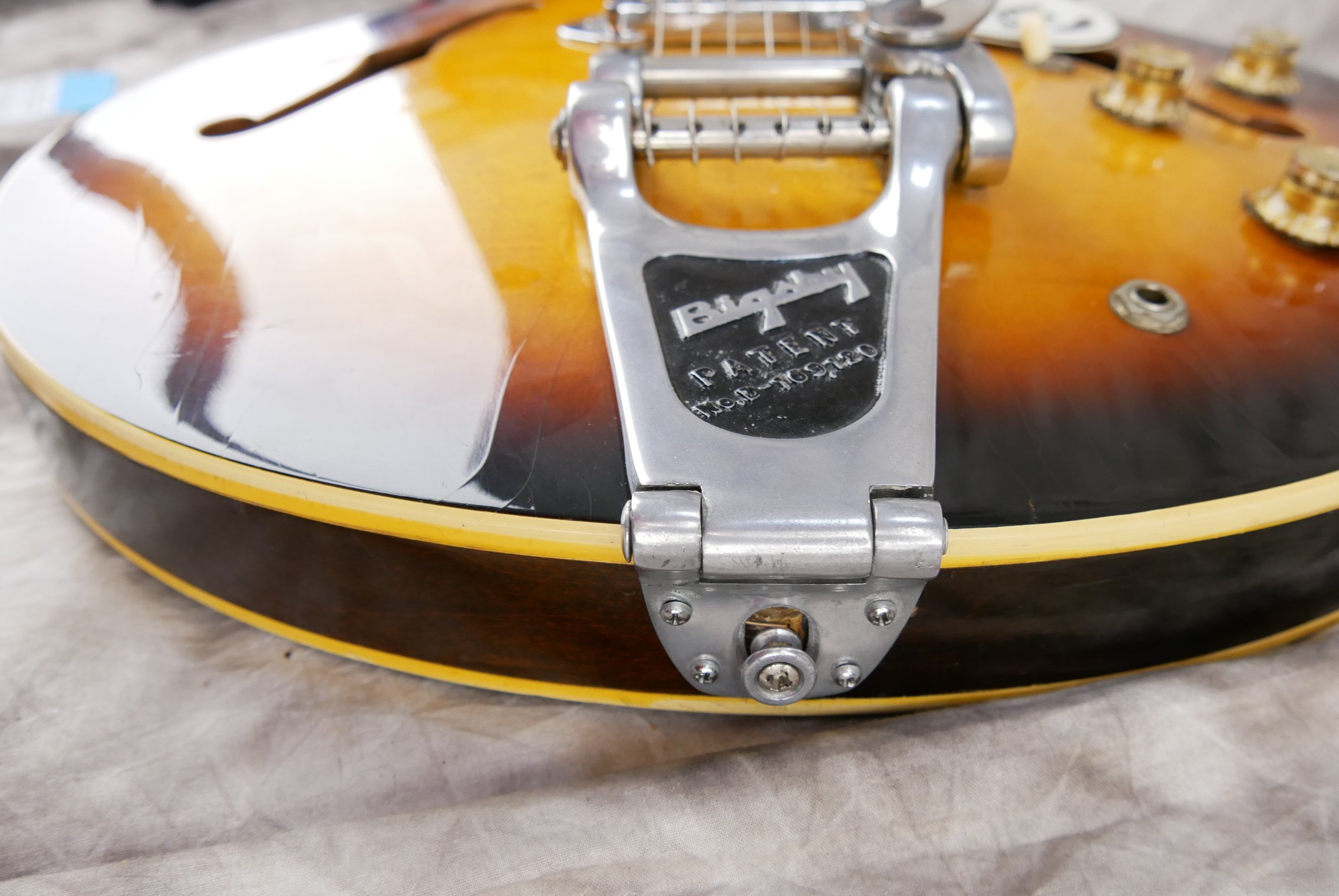 Epiphone-Casino-1967-sunburst-Bigsby-017.JPG