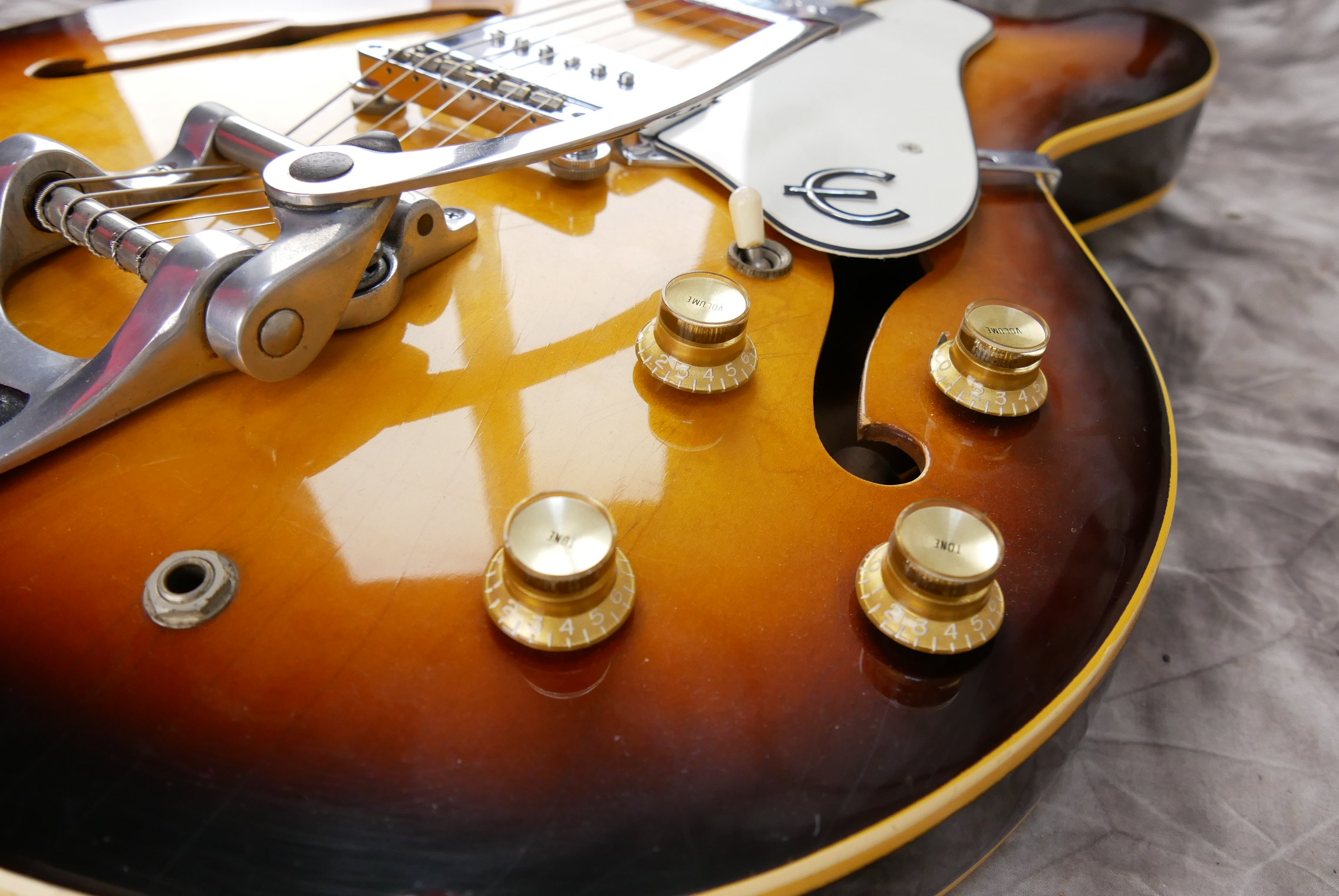 Epiphone-Casino-1967-sunburst-Bigsby-018.JPG