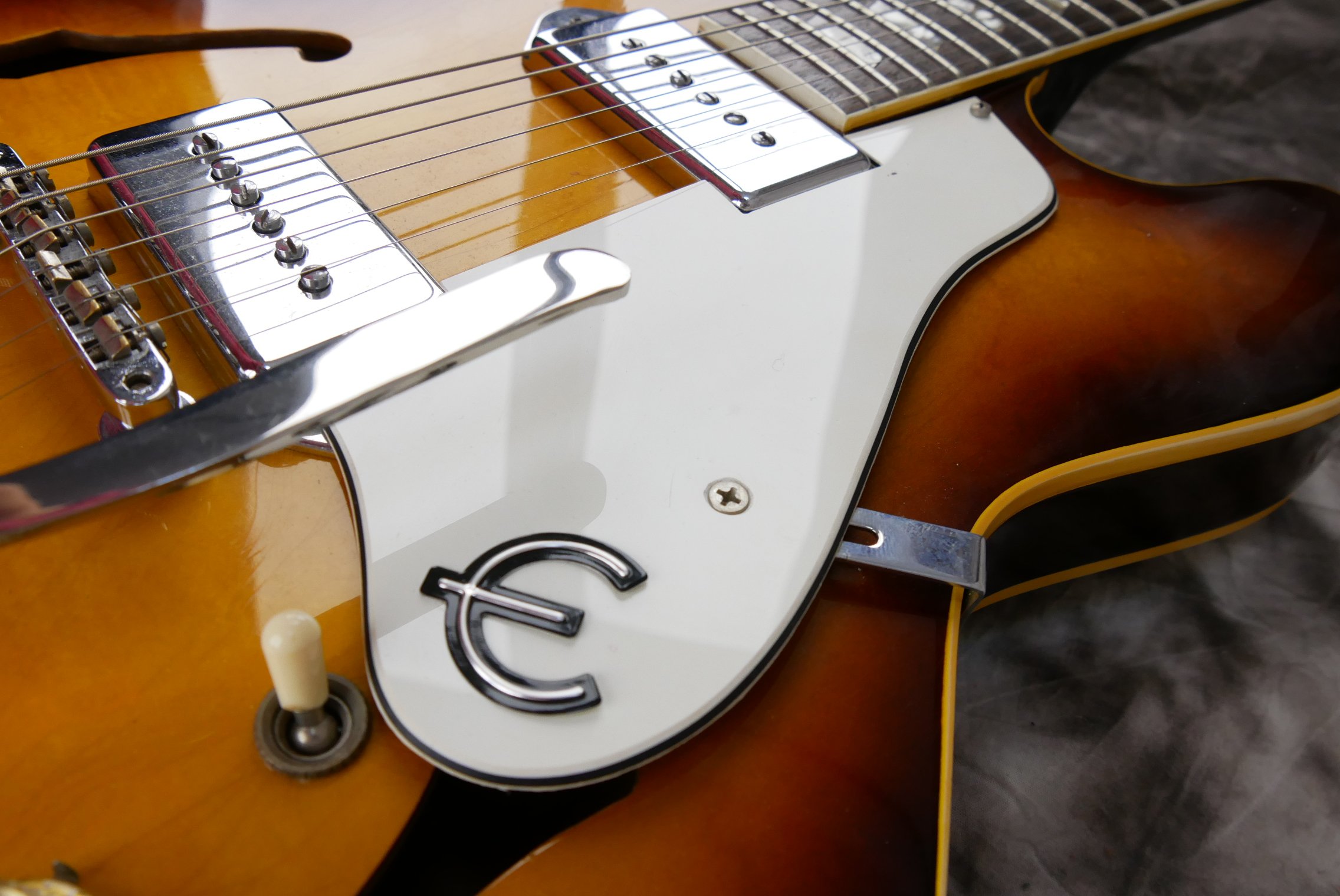 Epiphone-Casino-1967-sunburst-Bigsby-019.JPG