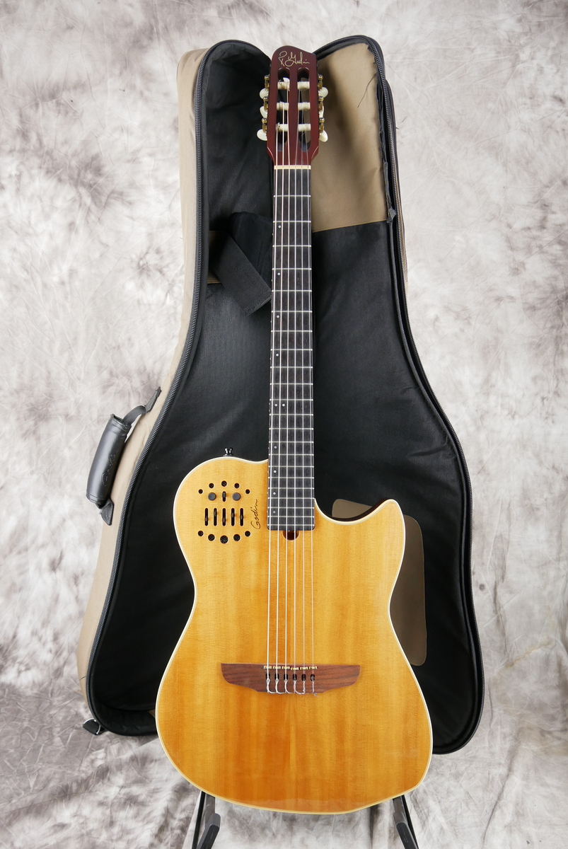 Godin_Multiac_Nylon_natural_Canada_2011-013.JPG