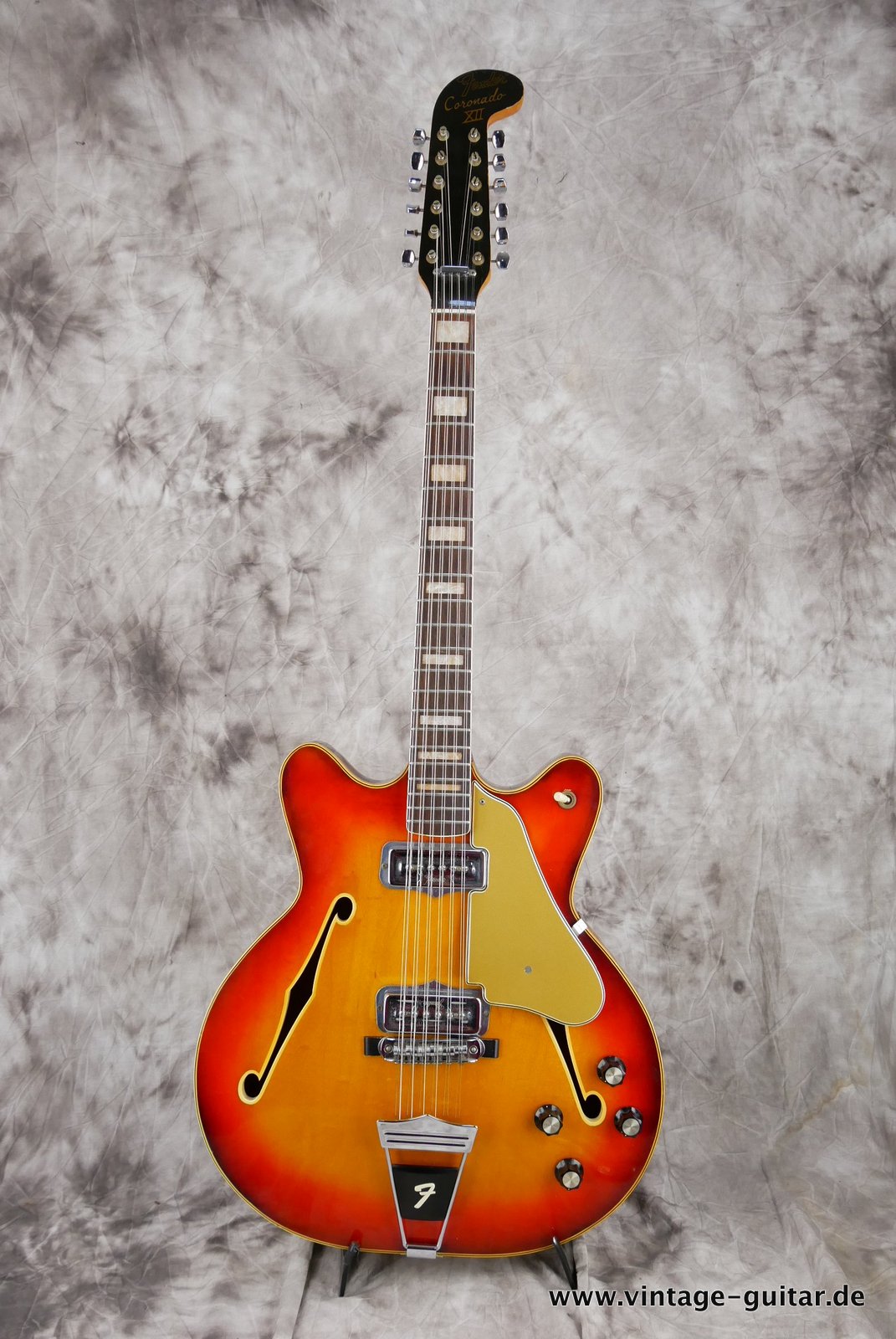 Fender_Coronado_XI_sunburst_1966-001.JPG