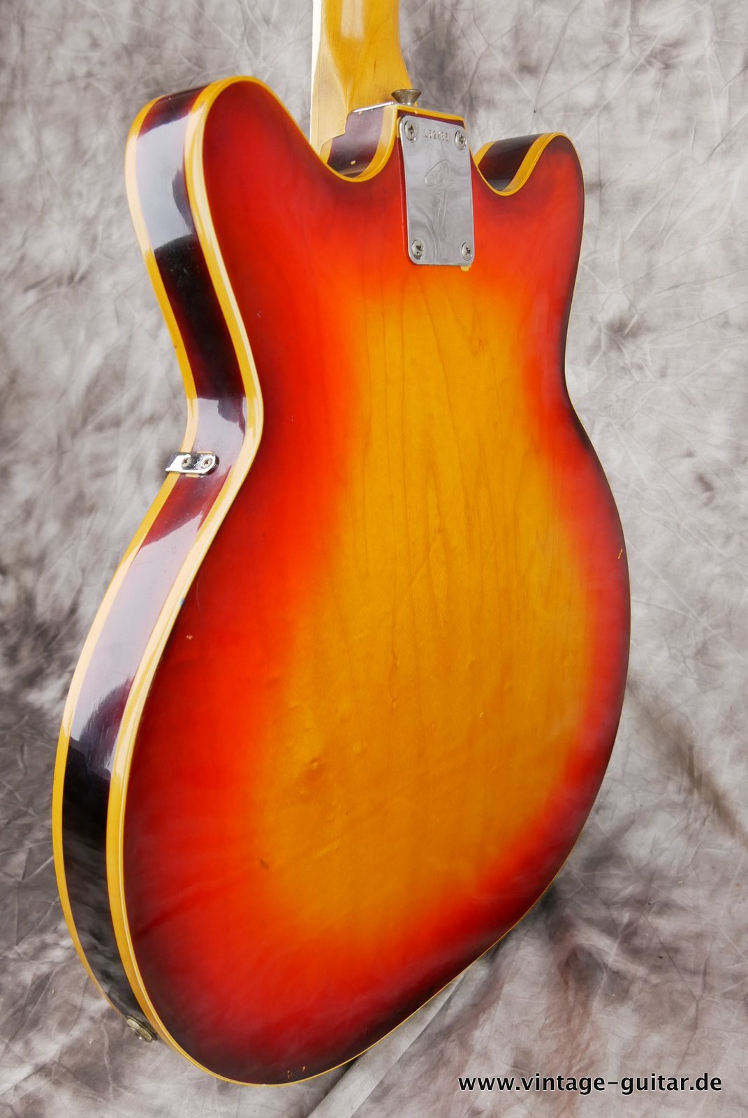 Fender_Coronado_XI_sunburst_1966-007.JPG