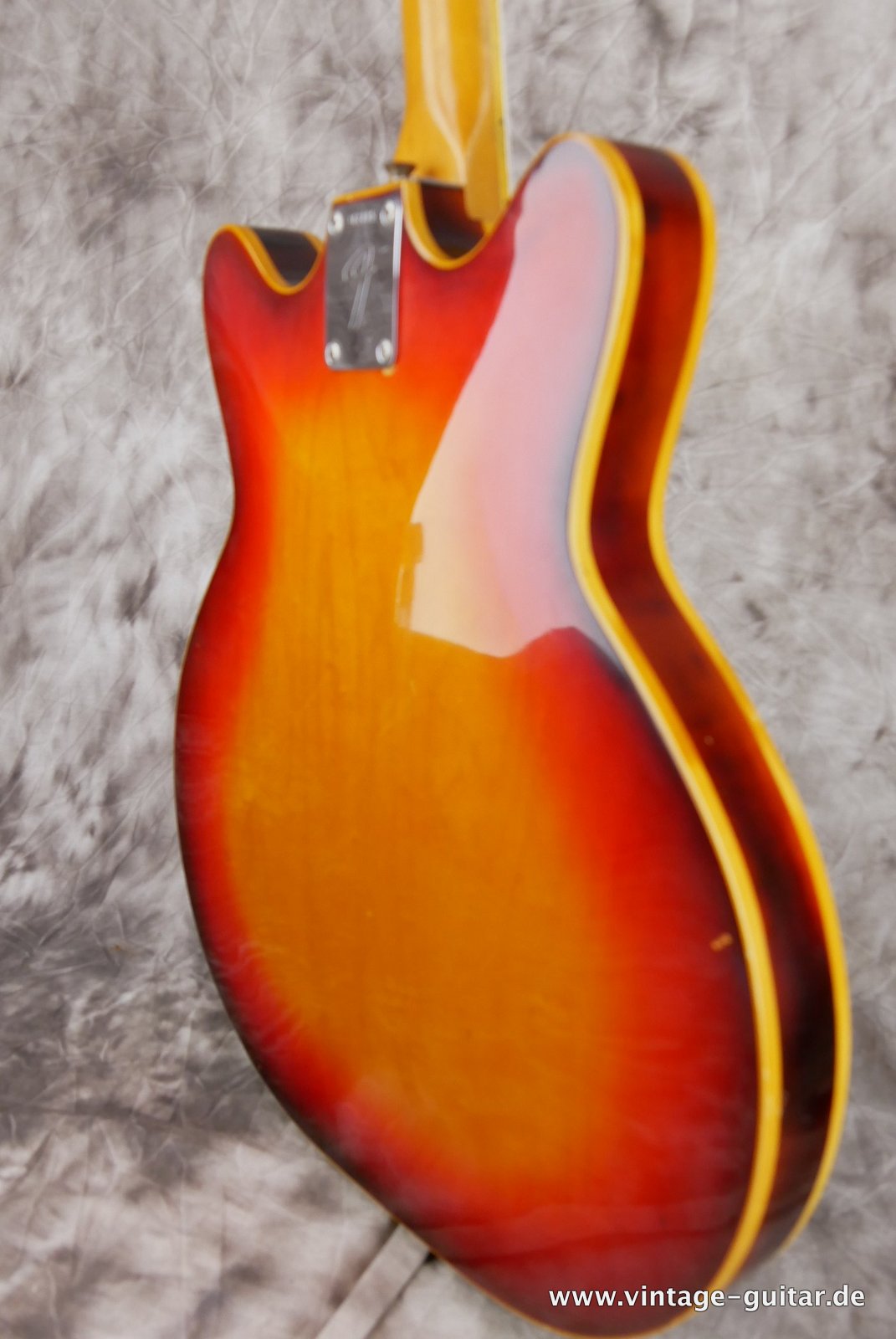 Fender_Coronado_XI_sunburst_1966-008.JPG