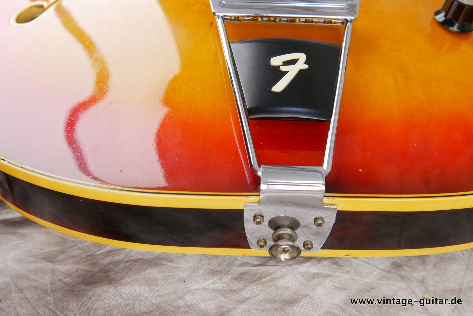 Fender_Coronado_XI_sunburst_1966-013.JPG