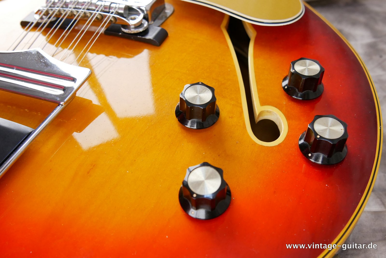 img/vintage/4938/Fender_Coronado_XI_sunburst_1966-014.JPG