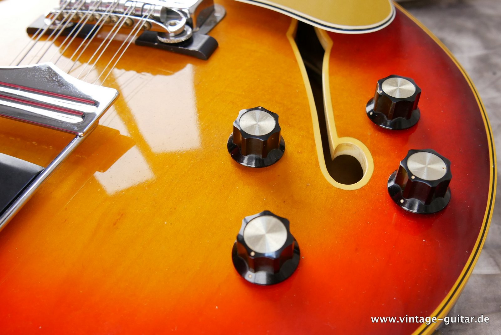 Fender_Coronado_XI_sunburst_1966-014.JPG