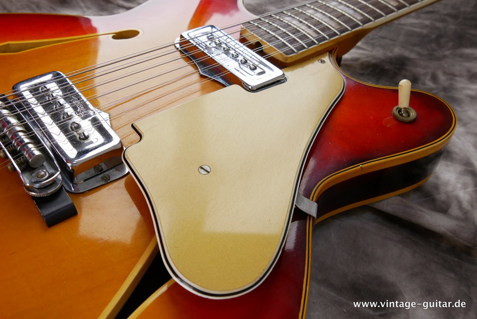 img/vintage/4938/Fender_Coronado_XI_sunburst_1966-015.JPG