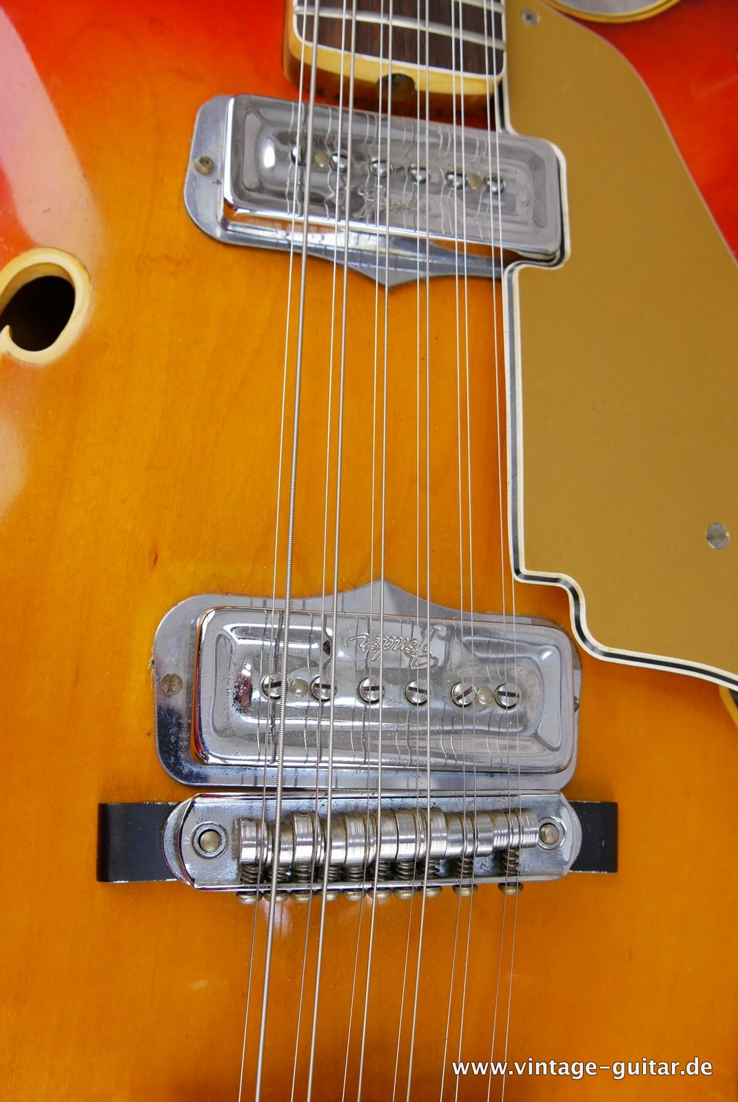 Fender_Coronado_XI_sunburst_1966-016.JPG