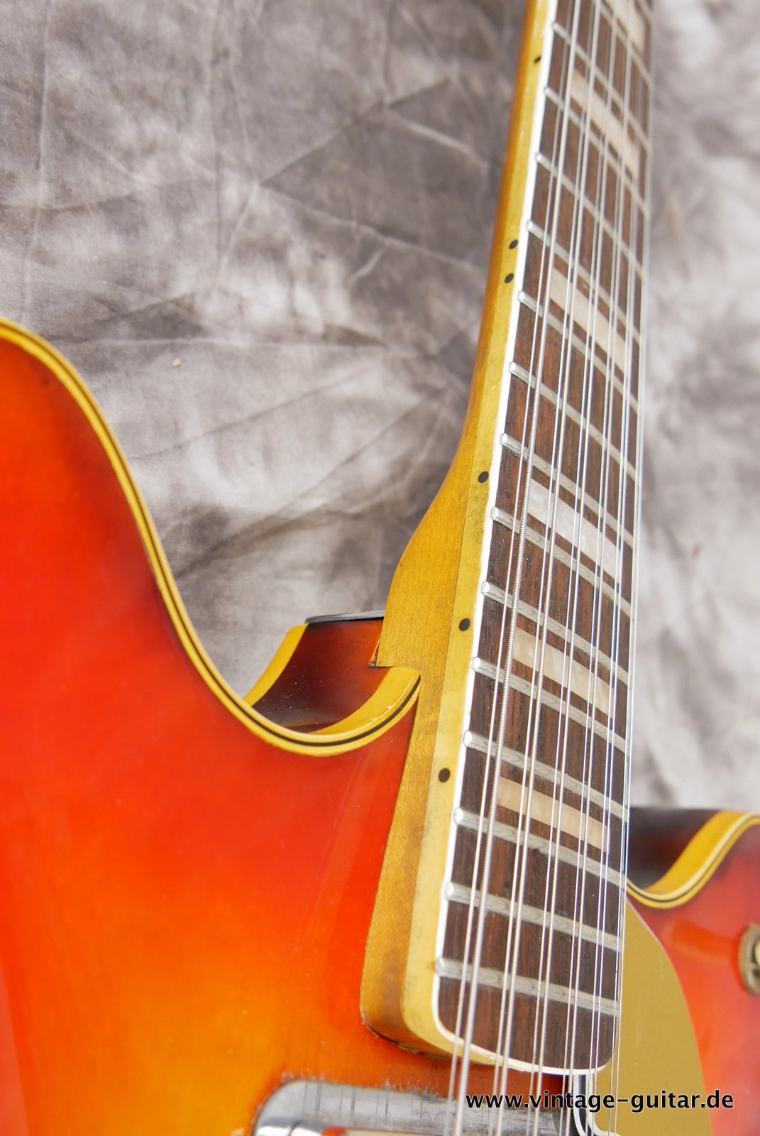 img/vintage/4938/Fender_Coronado_XI_sunburst_1966-017.JPG