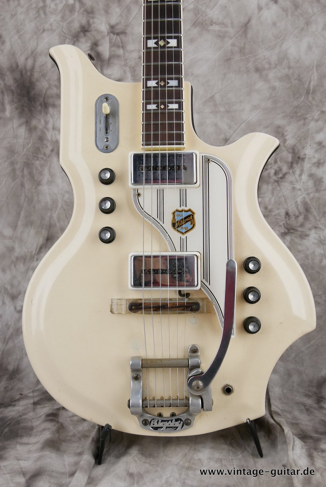 img/vintage/4939/National_Glenwood_fibreglass_body_white_1961-003.JPG